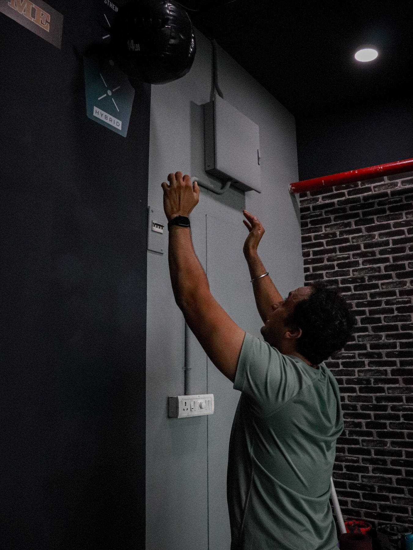 Wall ball throws — HYROX-style training in Hybrid RacePro